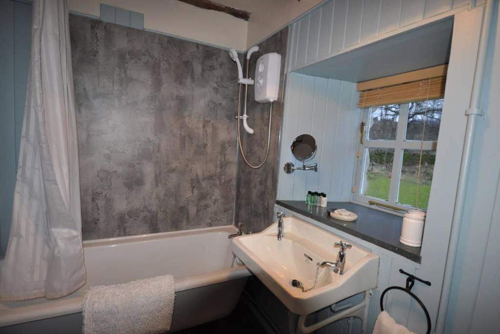 Blairbeg Cottage Blairgowrie and Rattray ภายนอก รูปภาพ
